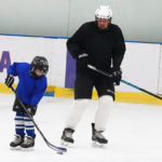 На семейной тренировке по хоккею