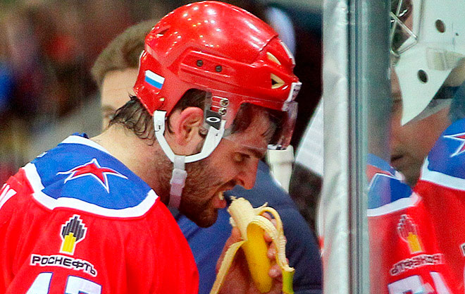 Хоккеист кушает банан
