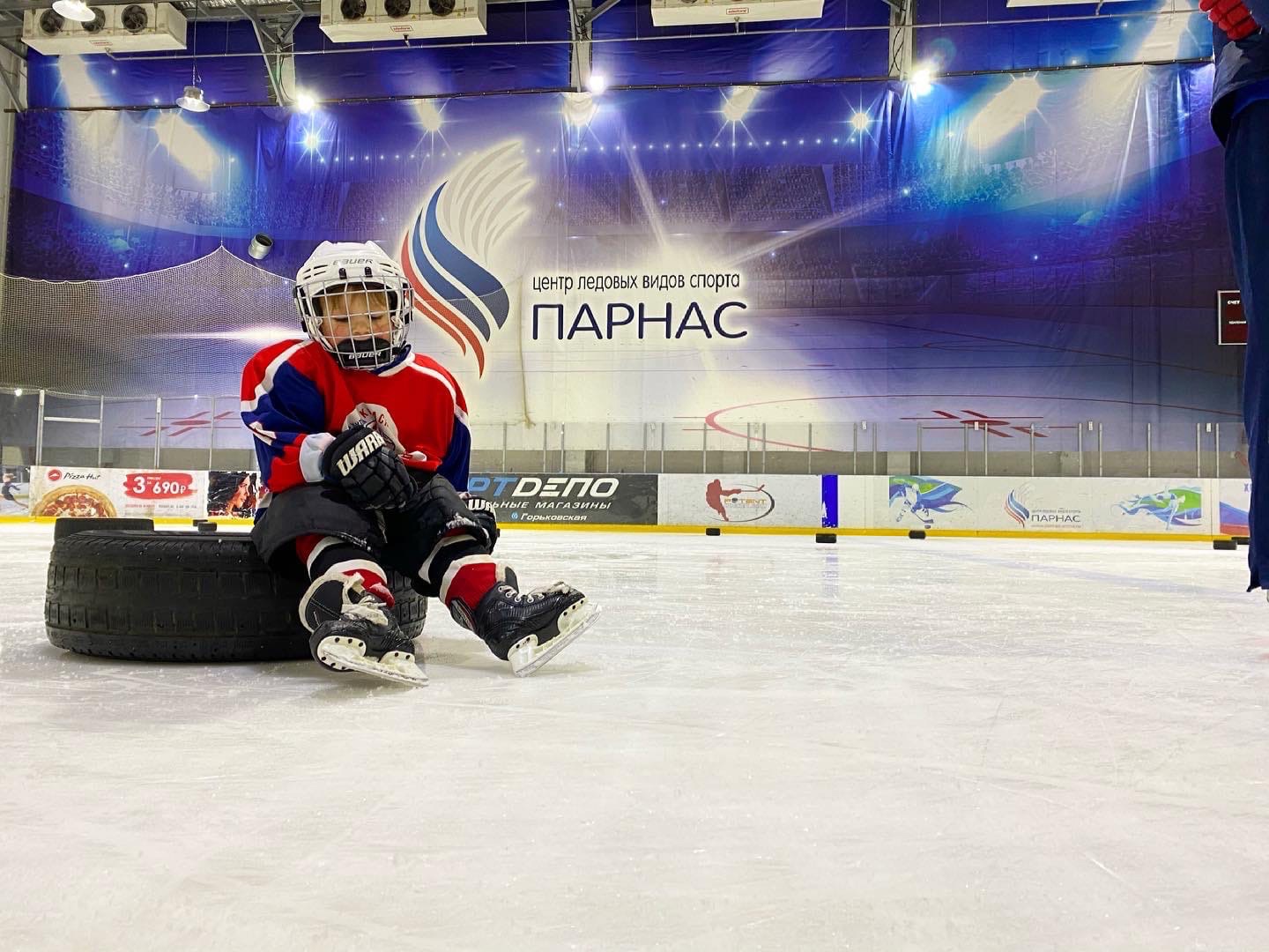 Детские тренировки по хоккею на Парнасе