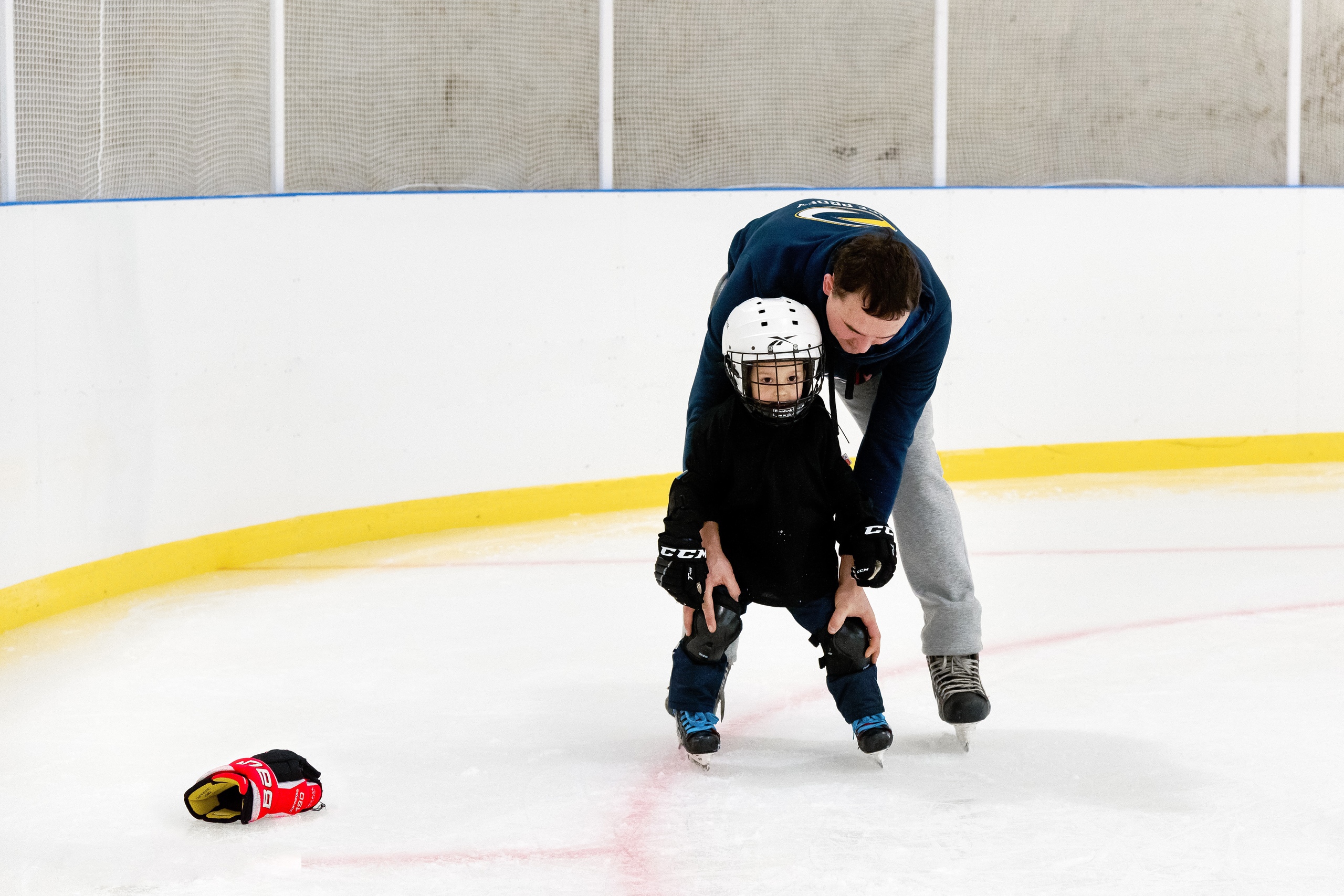 Со скольки отдать ребенка в школу. Тренер и хоккеист ребенок. Фото тренеров хоккеистов с детьми детками. Во сколько лет можно отдать ребенка на хоккей. Родители отдают ребенка в хоккей.