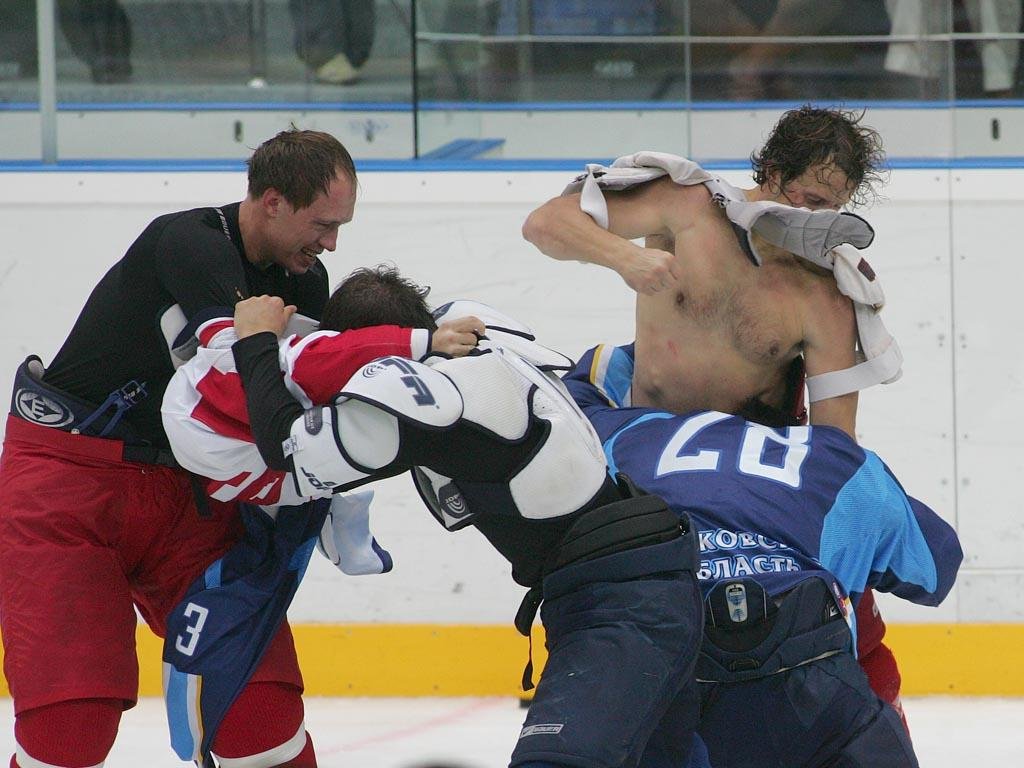 Самые драки в хоккее. Хоккей драка. Хоккеисты дерутся. Хоккей смешные моменты. Драка хоккеистов.