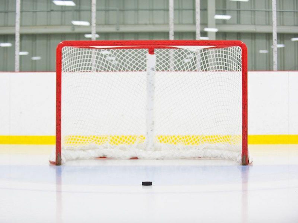 Ворота в хоккее с шайбой. Пустые хоккейные ворота сбоку. Hockey ворота. Хоккейные ворота на льду. Хоккейная площадка ворота.