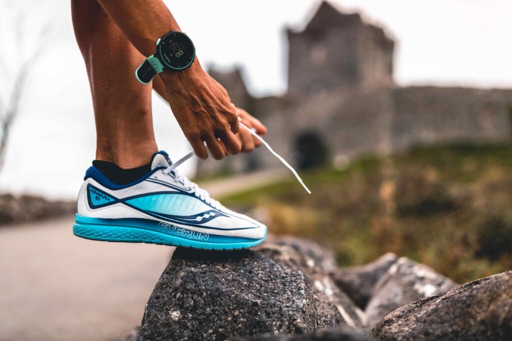 Модель кроссовок для бега. Кроссовки. Кроссовок для бега. Удобная обувь для бега. Кроссовки для ходьбы и бега.