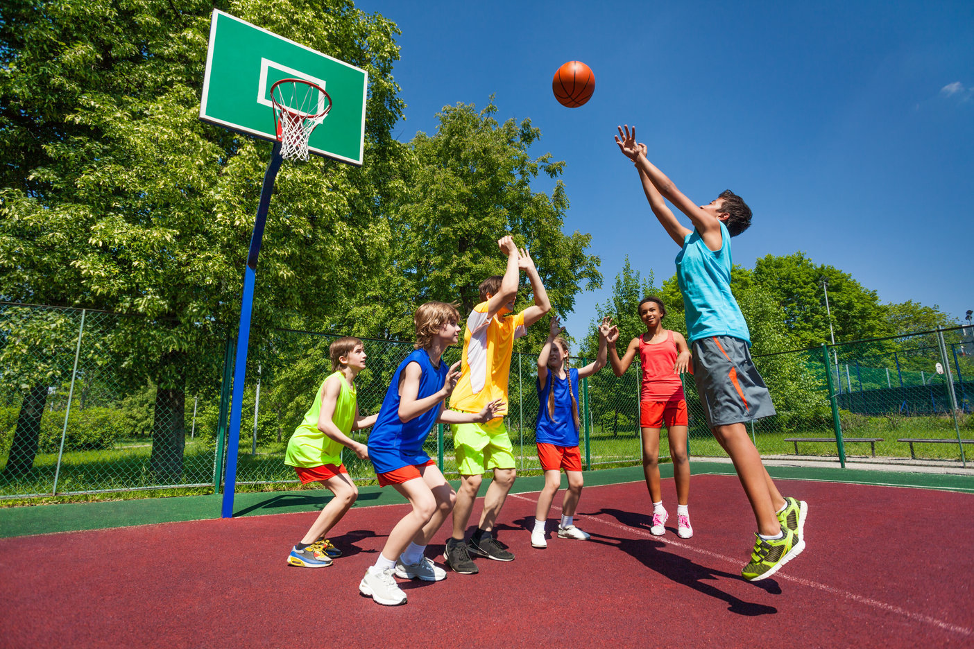 Игры летом в школе. Спортивные игры. Баскетбол на улице дети. Летний спорт. Спортивные игры в лагере.