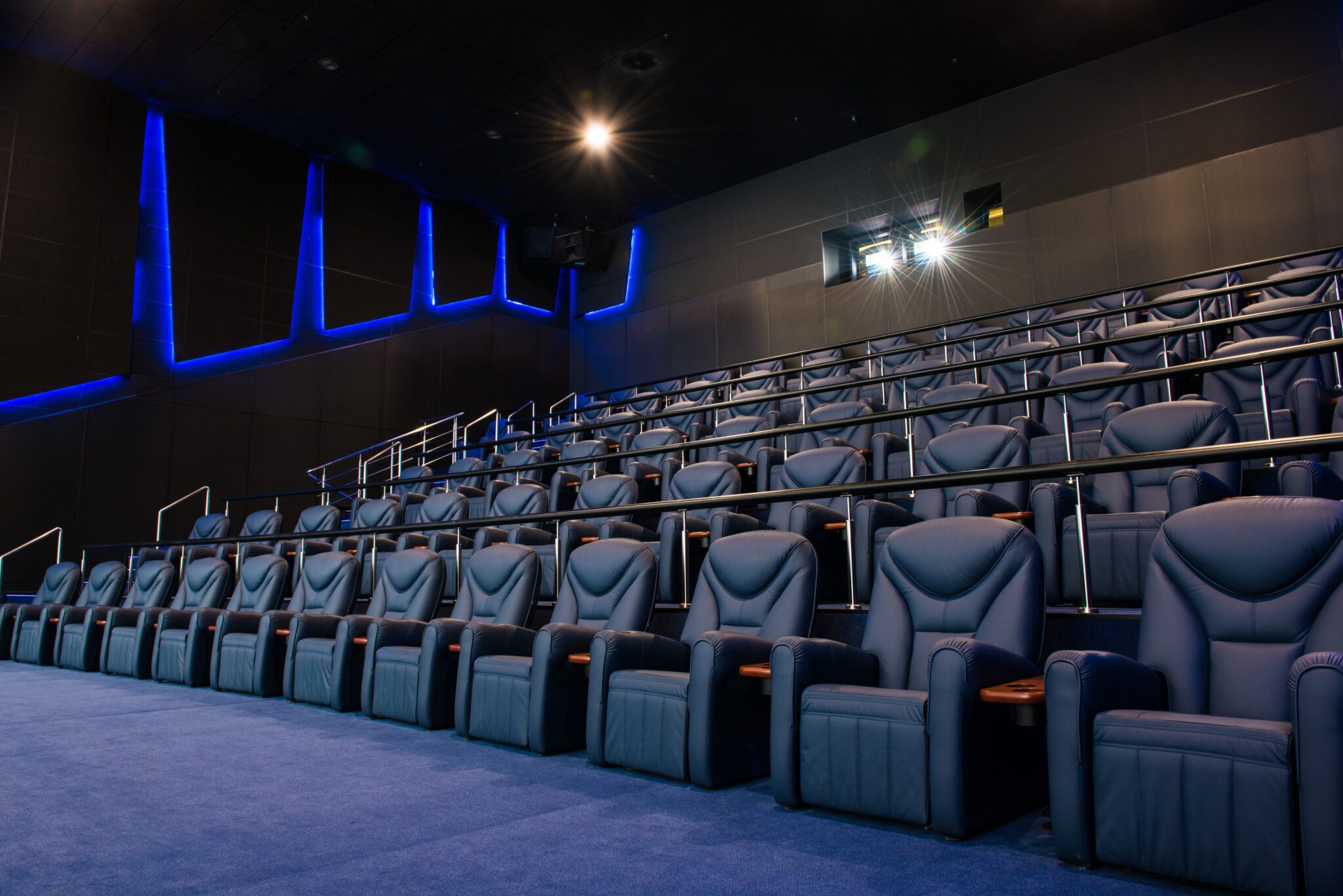 Кинотеатр авиамоторная. Питерлэнд зал 11 IMAX. IMAX Sapphire кинотеатр СПБ.